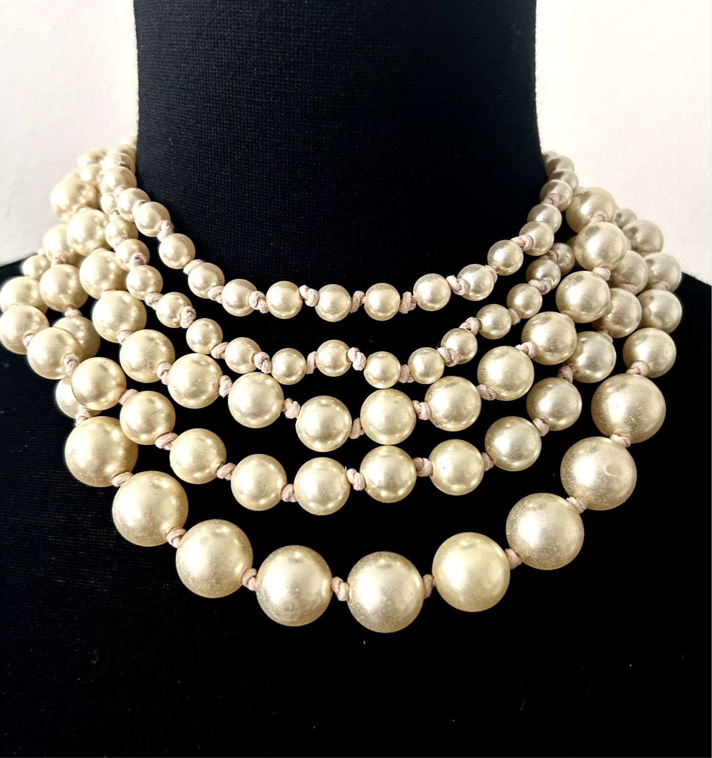 Multi-size pearls necklace