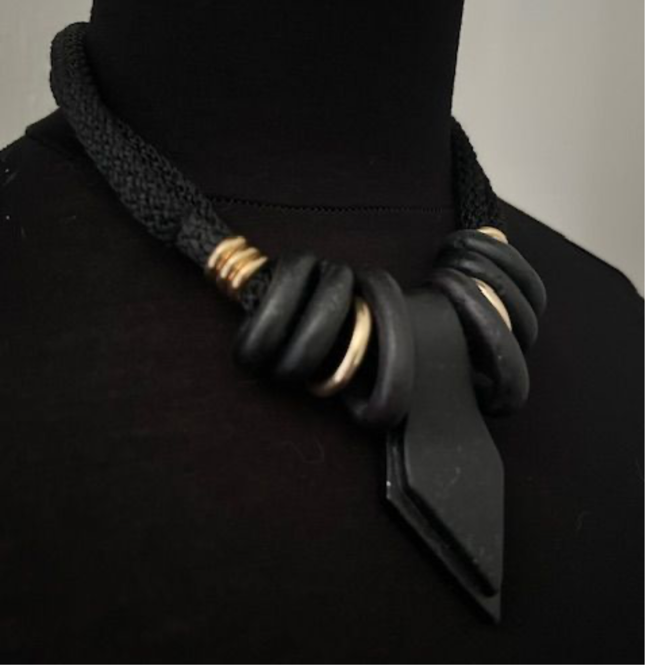 Chunky necklace black and gold