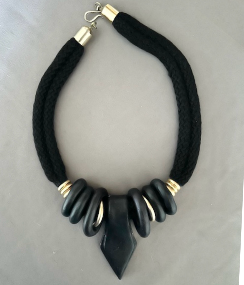 Chunky necklace black and gold