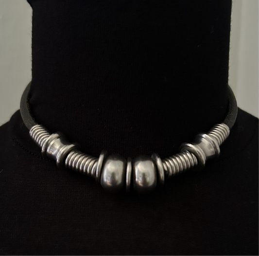 Necklace in leather and metal