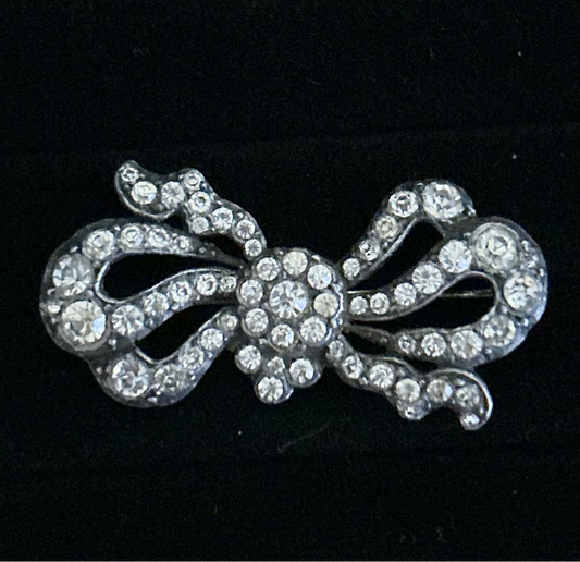 Bow brooch