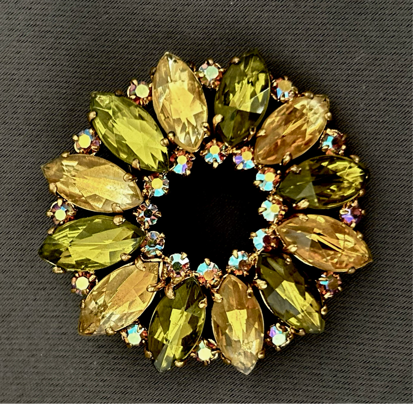 Couronne rhinestone brooch