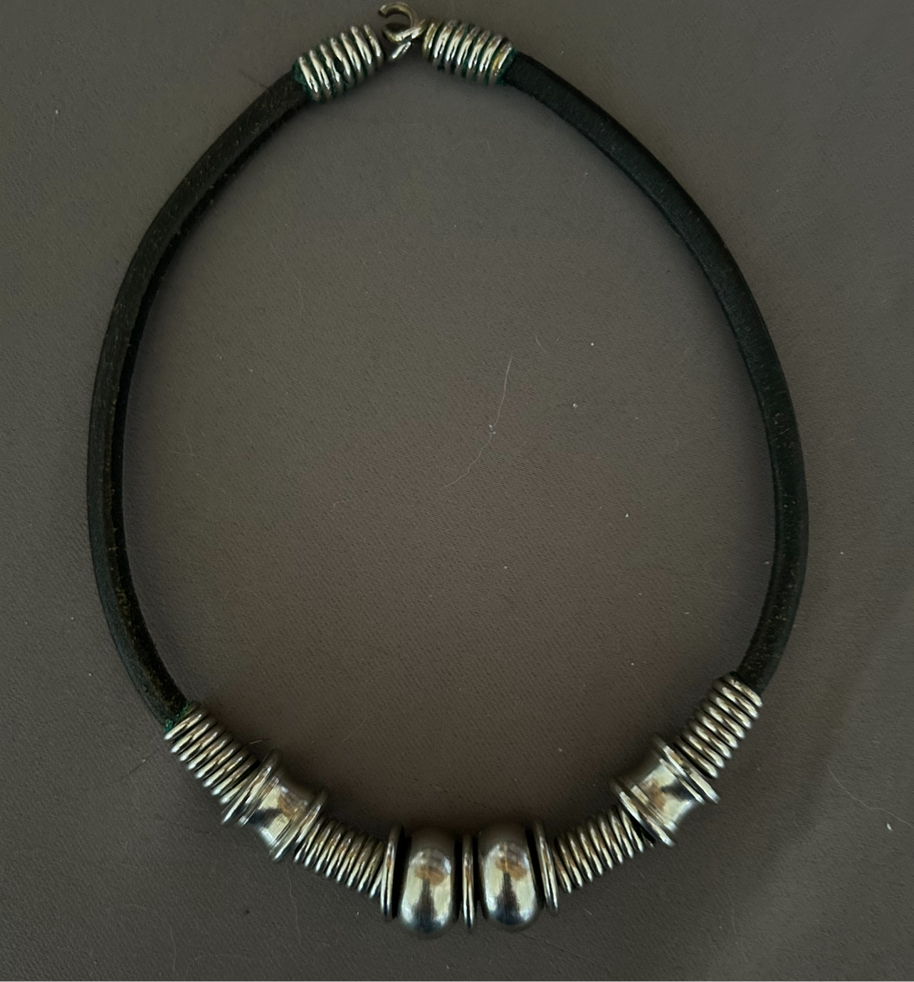 Necklace in leather and metal