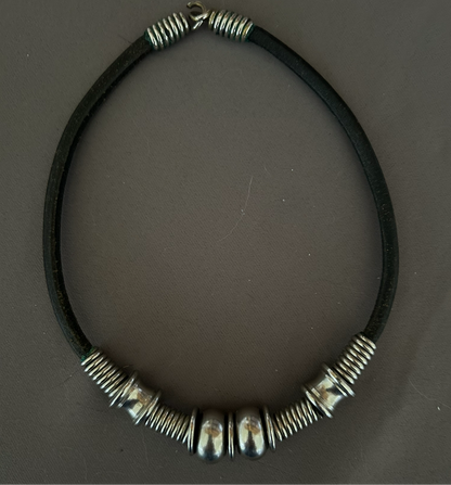 Necklace in leather and metal