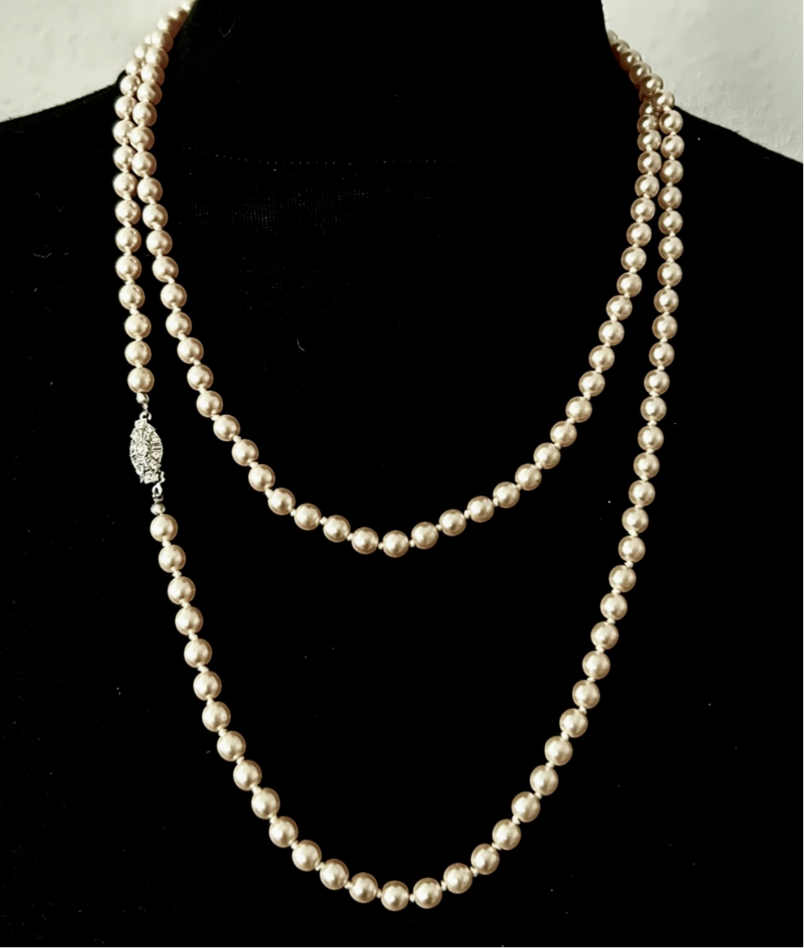 Long pearl necklace