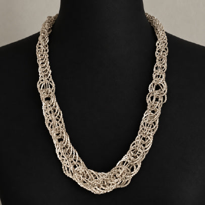 Twisted chain necklace