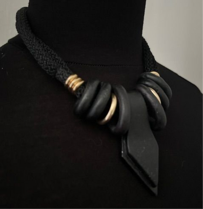 Chunky necklace black and gold