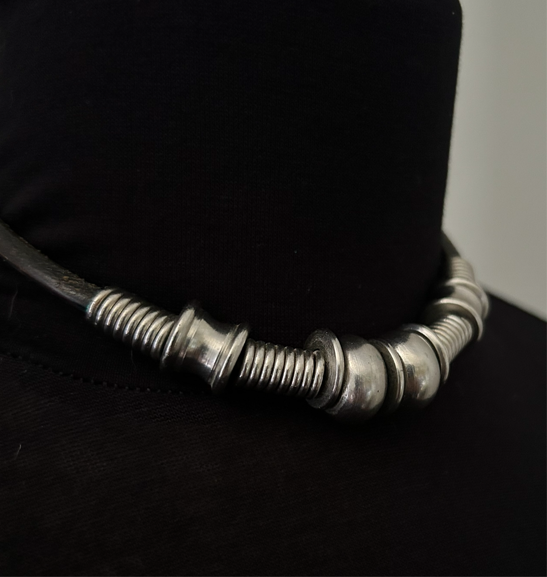 Necklace in leather and metal